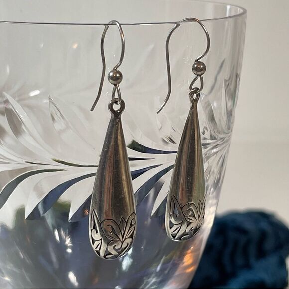 Sterling silver pierced botanical raindrop earrings - Picture 4 of 9